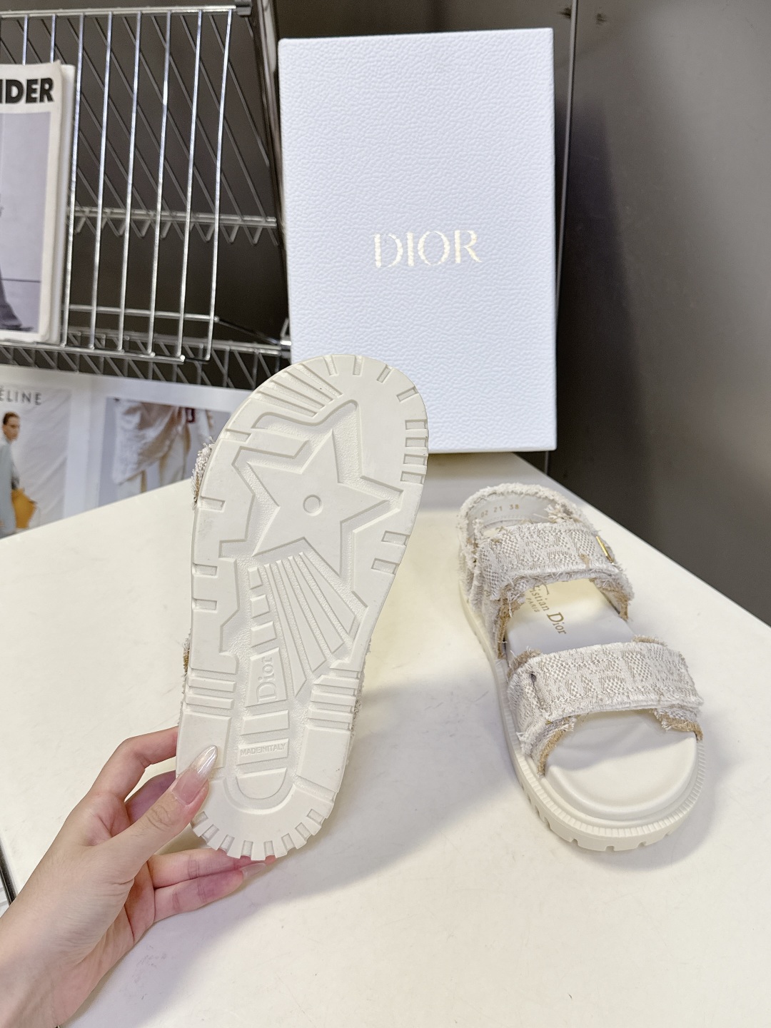  Dior迪奥春夏最新款魔术贴凉鞋、超多明星网红种草、夏天必备 经典的版型设计➕上迪奥LOGO五金点缀、