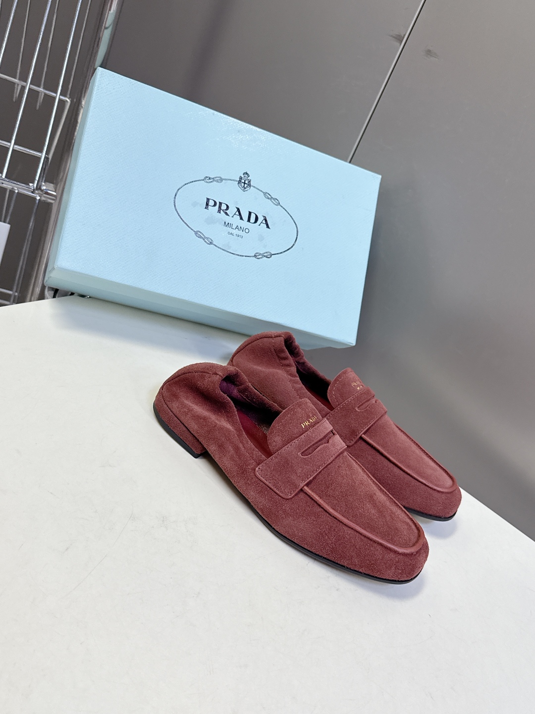  PRADA普拉达2025秋冬新款 豆豆鞋 薄底鞋                           