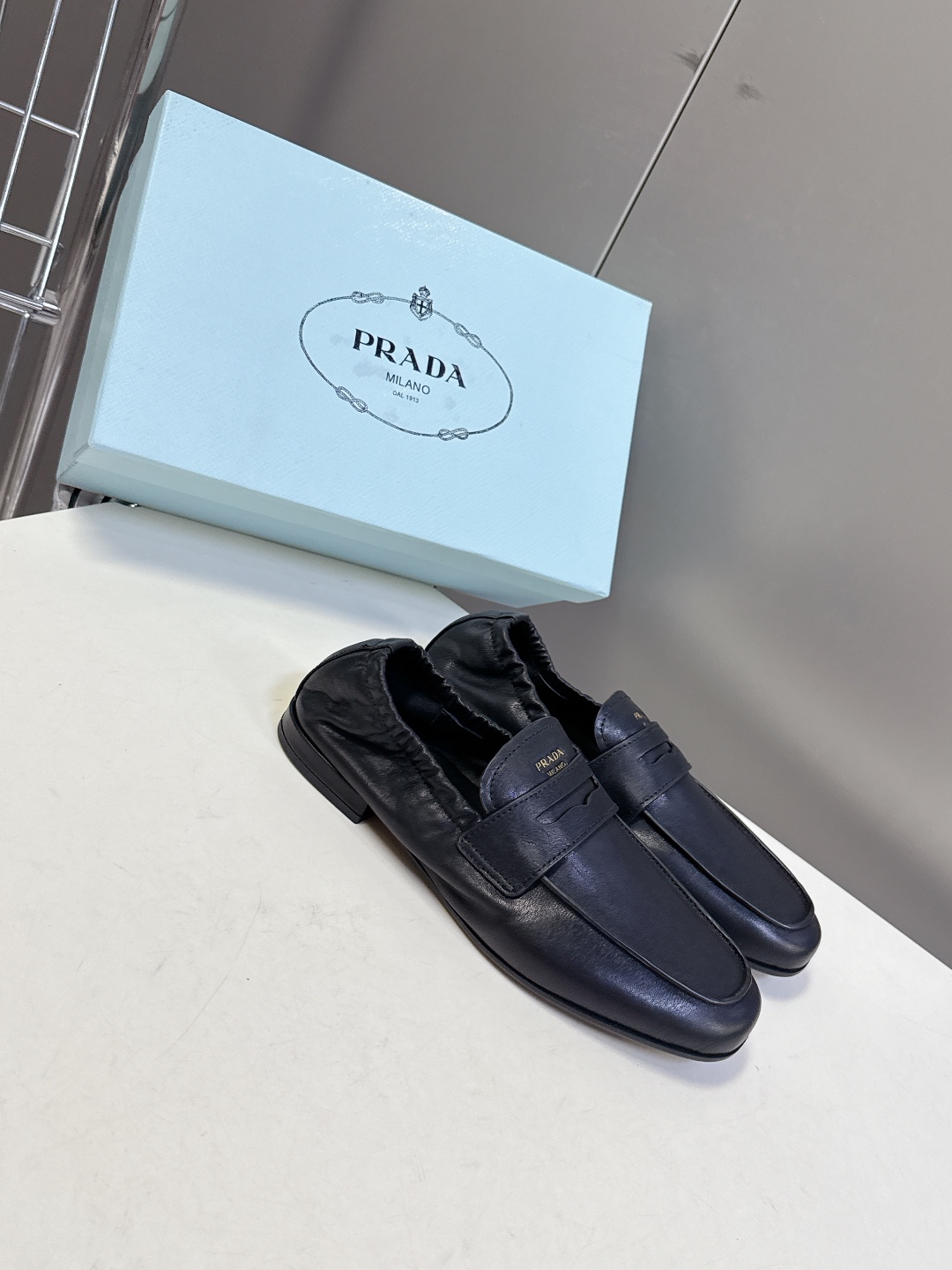  PRADA普拉达2025秋冬新款 豆豆鞋 薄底鞋                           