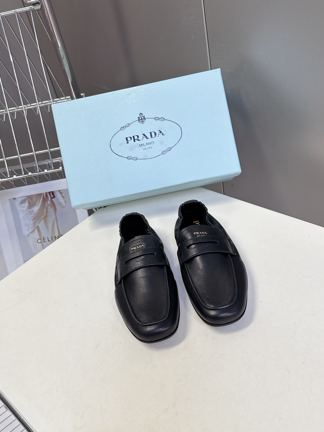  PRADA普拉达2025秋冬新款 豆豆鞋 薄底鞋                           