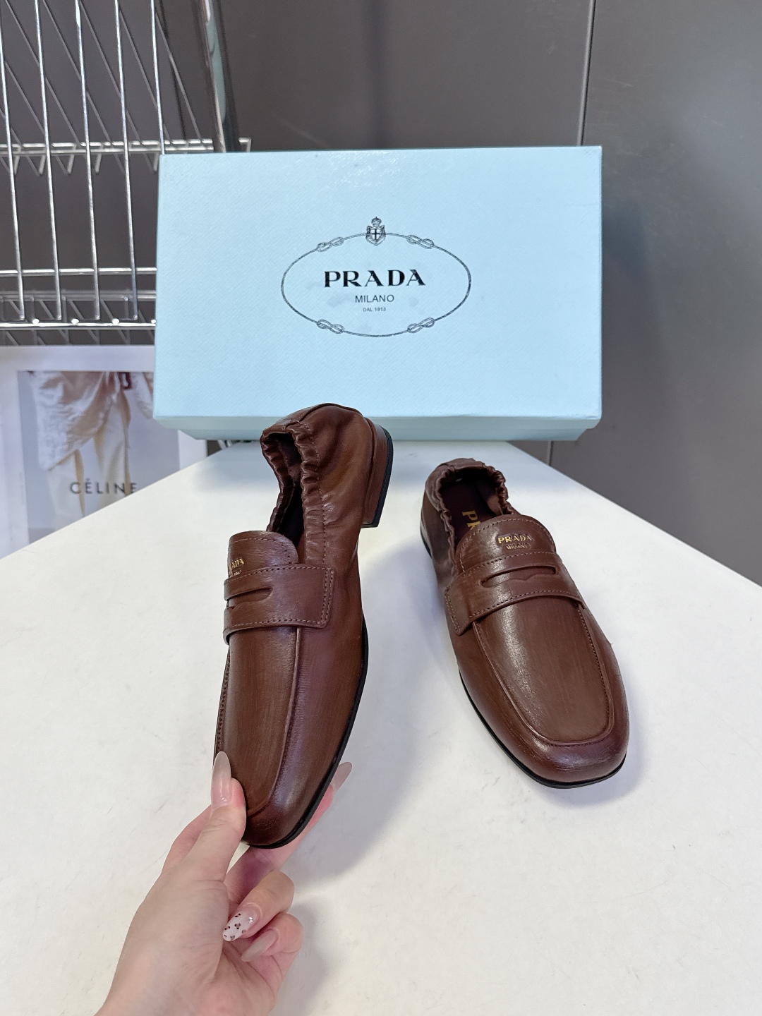  PRADA普拉达2025秋冬新款 豆豆鞋 薄底鞋                           