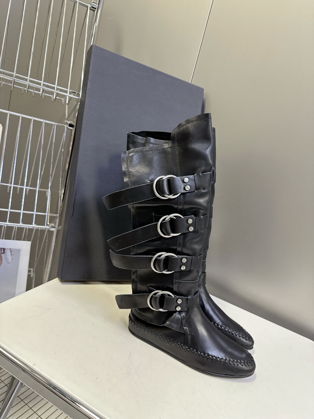 Ann Demeulemesster秋冬最新款秀款扣子 堆堆靴 骑士靴
安特卫普创意总监Stefan