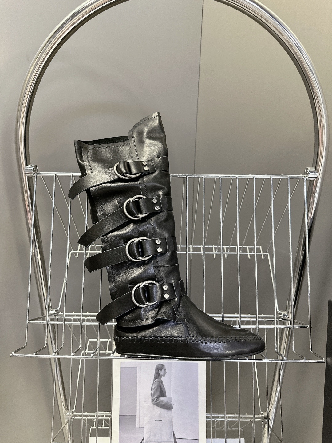 Ann Demeulemesster秋冬最新款秀款扣子 堆堆靴 骑士靴
安特卫普创意总监Stefan