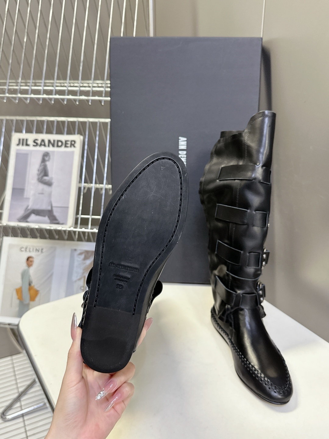 Ann Demeulemesster秋冬最新款秀款扣子 堆堆靴 骑士靴
安特卫普创意总监Stefan