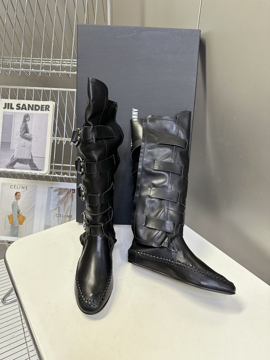 Ann Demeulemesster秋冬最新款秀款扣子 堆堆靴 骑士靴
安特卫普创意总监Stefan