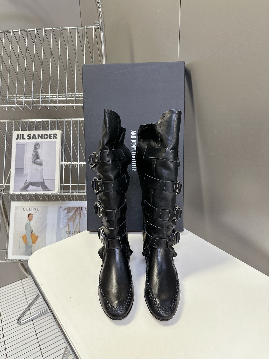 Ann Demeulemesster秋冬最新款秀款扣子 堆堆靴 骑士靴
安特卫普创意总监Stefan