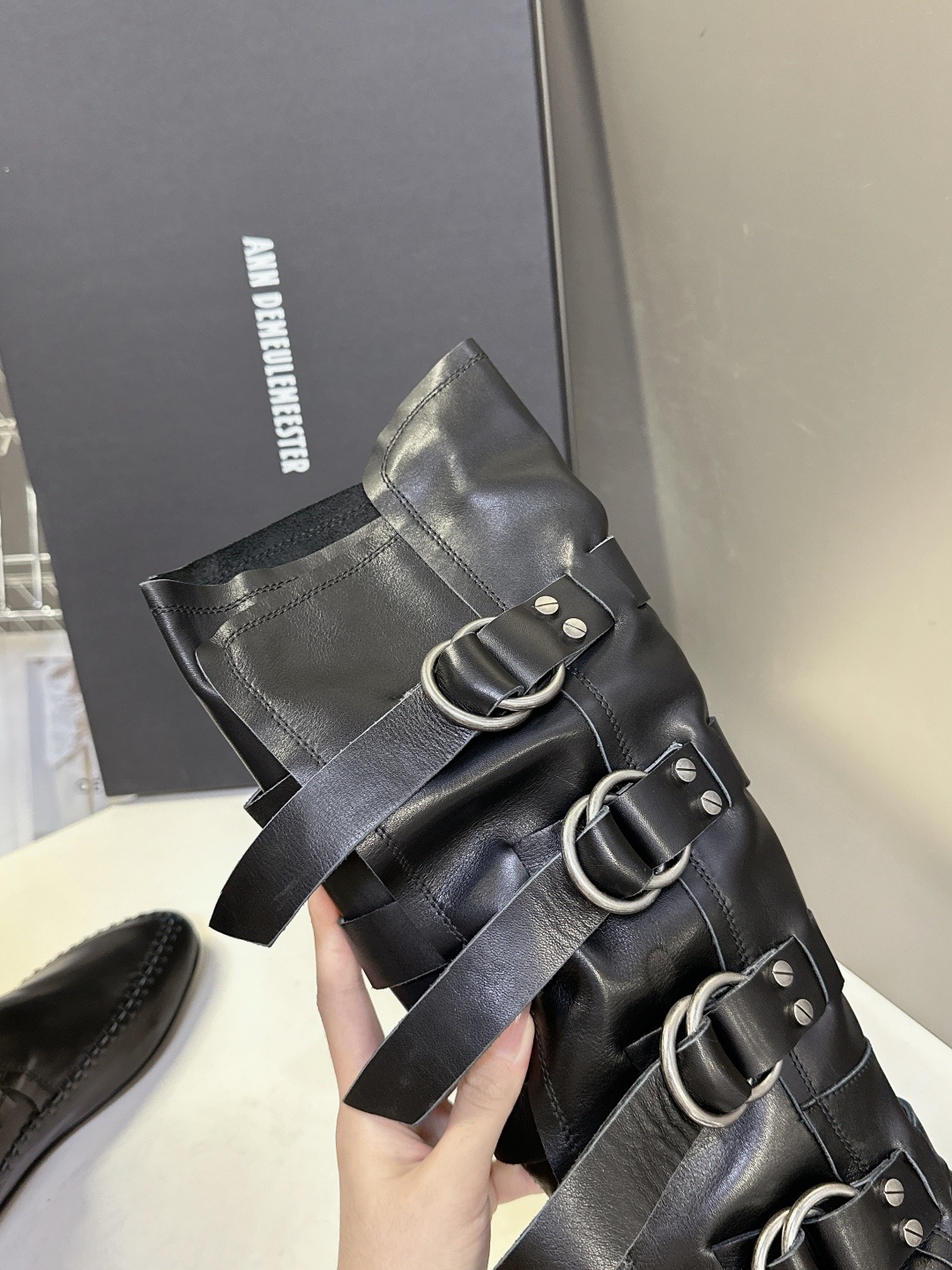 Ann Demeulemesster秋冬最新款秀款扣子 堆堆靴 骑士靴
安特卫普创意总监Stefan