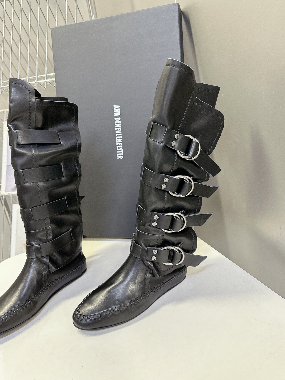 Ann Demeulemesster秋冬最新款秀款扣子 堆堆靴 骑士靴
安特卫普创意总监Stefan