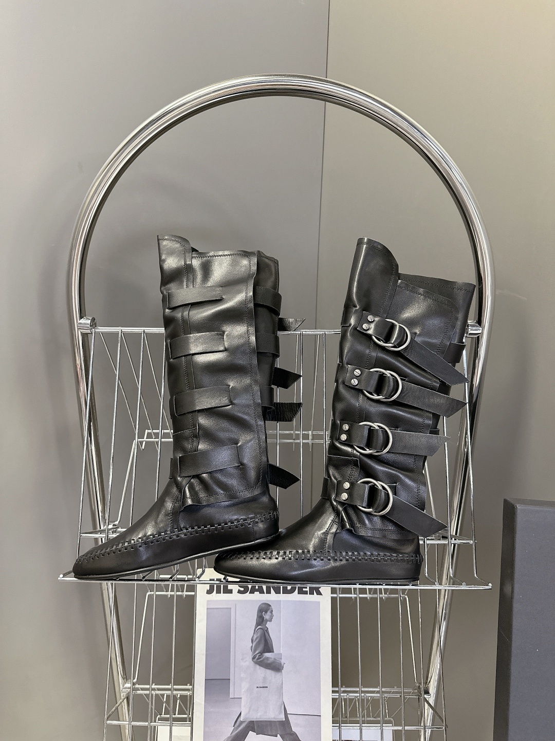 Ann Demeulemesster秋冬最新款秀款扣子 堆堆靴 骑士靴
安特卫普创意总监Stefan