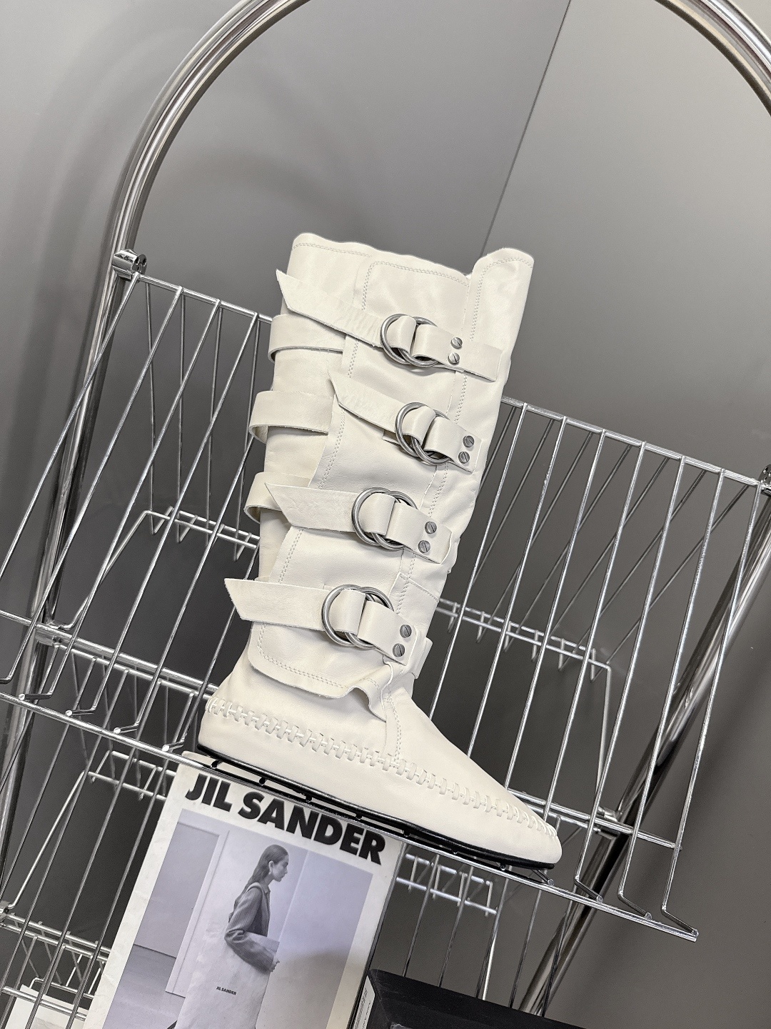 Ann Demeulemesster秋冬最新款秀款扣子 堆堆靴 骑士靴
安特卫普创意总监Stefan