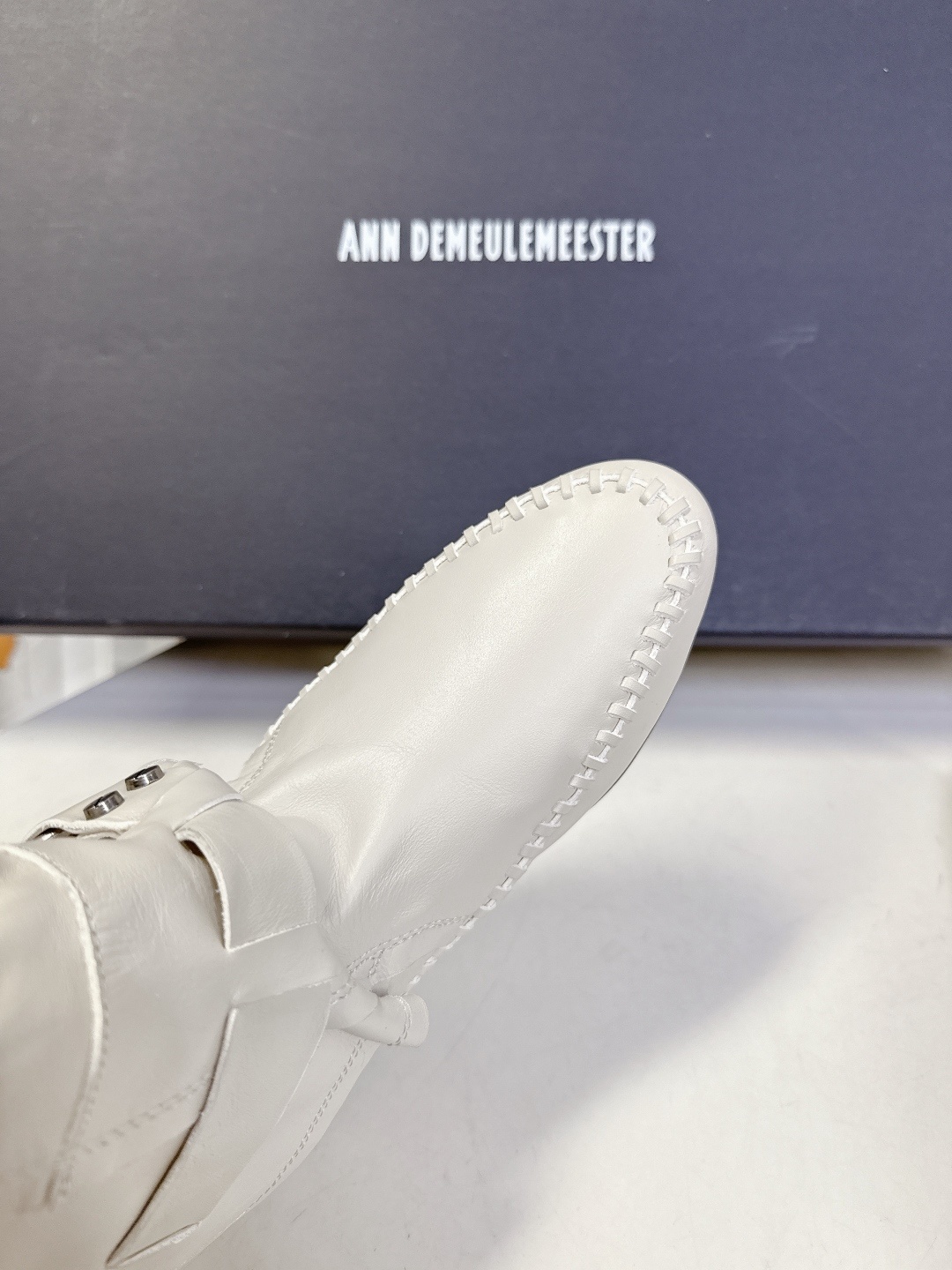 Ann Demeulemesster秋冬最新款秀款扣子 堆堆靴 骑士靴
安特卫普创意总监Stefan