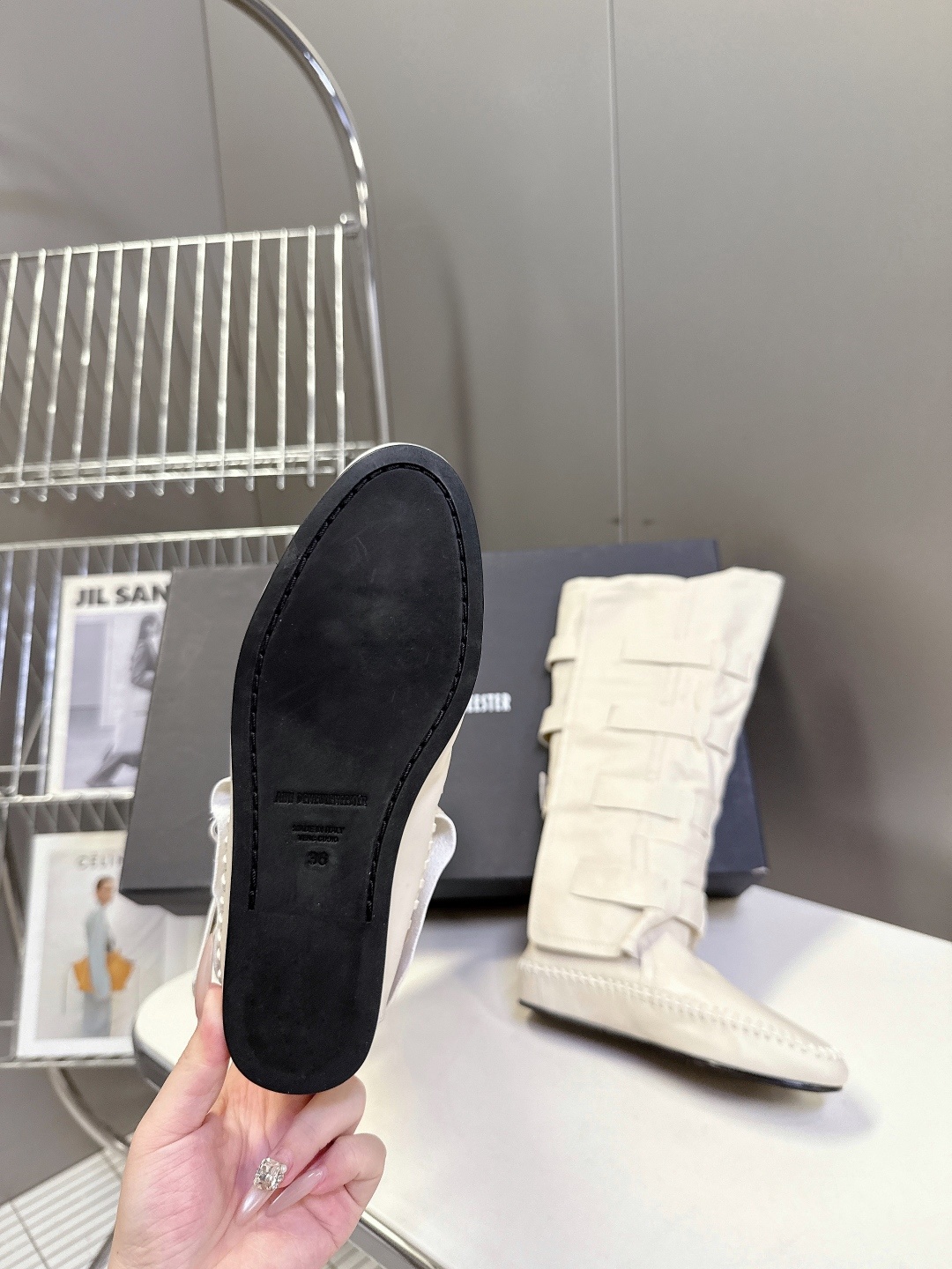Ann Demeulemesster秋冬最新款秀款扣子 堆堆靴 骑士靴
安特卫普创意总监Stefan