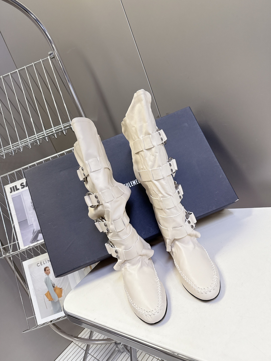 Ann Demeulemesster秋冬最新款秀款扣子 堆堆靴 骑士靴
安特卫普创意总监Stefan