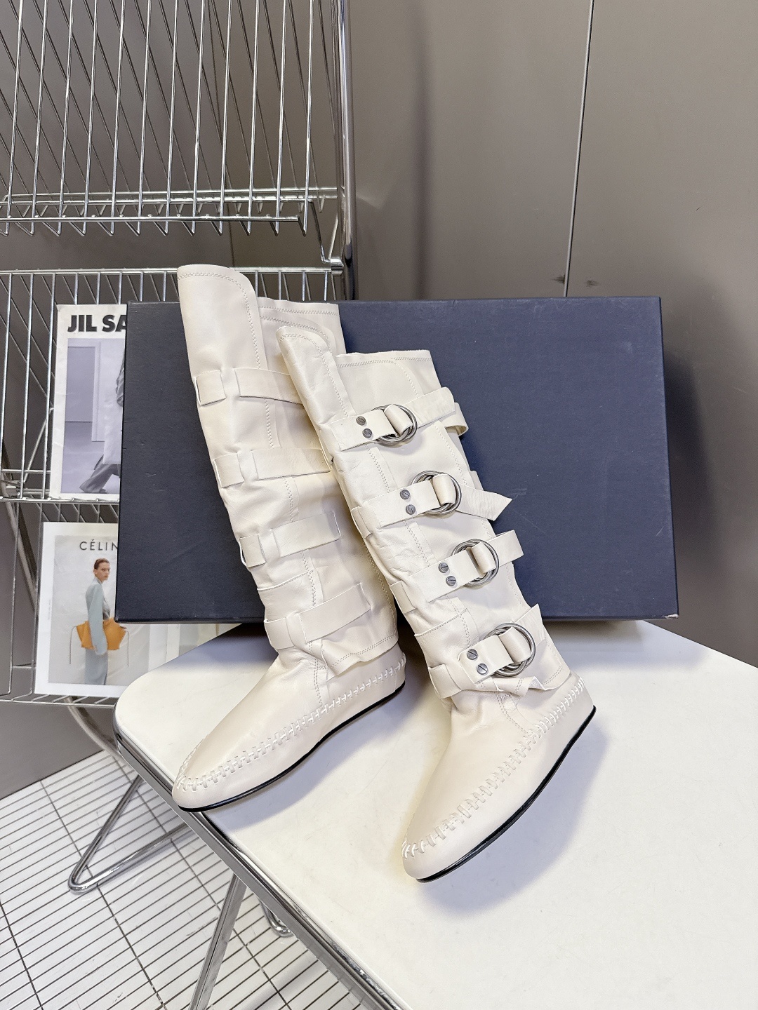 Ann Demeulemesster秋冬最新款秀款扣子 堆堆靴 骑士靴
安特卫普创意总监Stefan