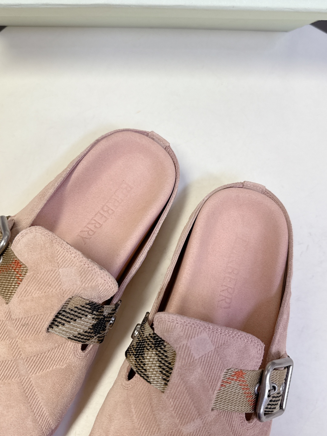  男装➕10巴宝莉Burberry2025秋冬最新情侣款 勃肯鞋
 这几年超火的勃肯鞋满大街都是同款 终