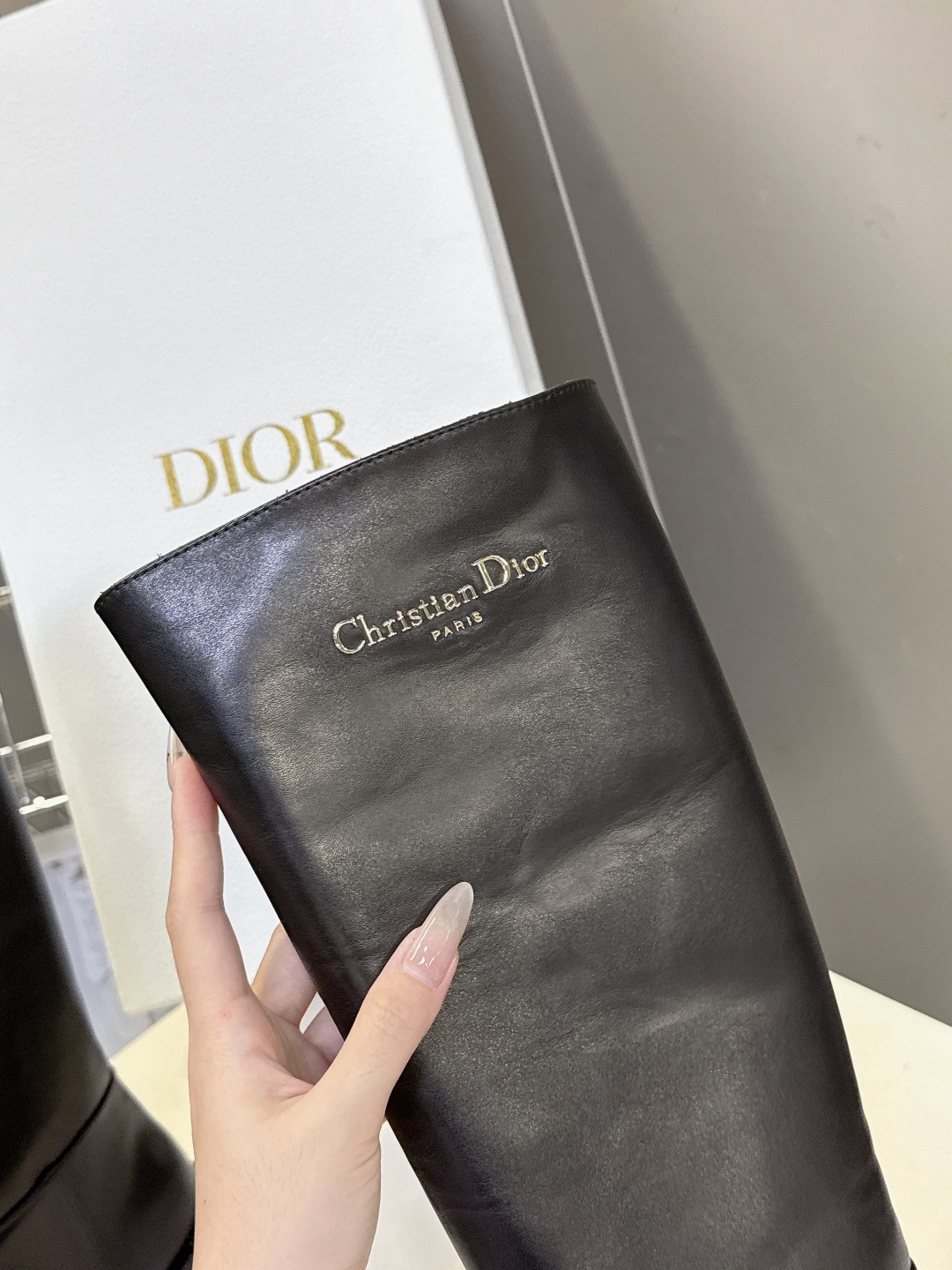  Dior迪奥2025秋冬最新走秀款 直筒长靴
  超多明星网红种草 欧阳娜娜同款 这双D家靴子真是怎么