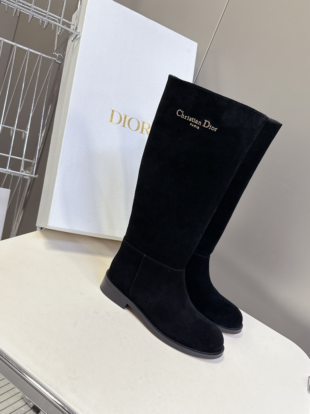  Dior迪奥2025秋冬最新走秀款 直筒长靴
  超多明星网红种草 欧阳娜娜同款 这双D家靴子真是怎么