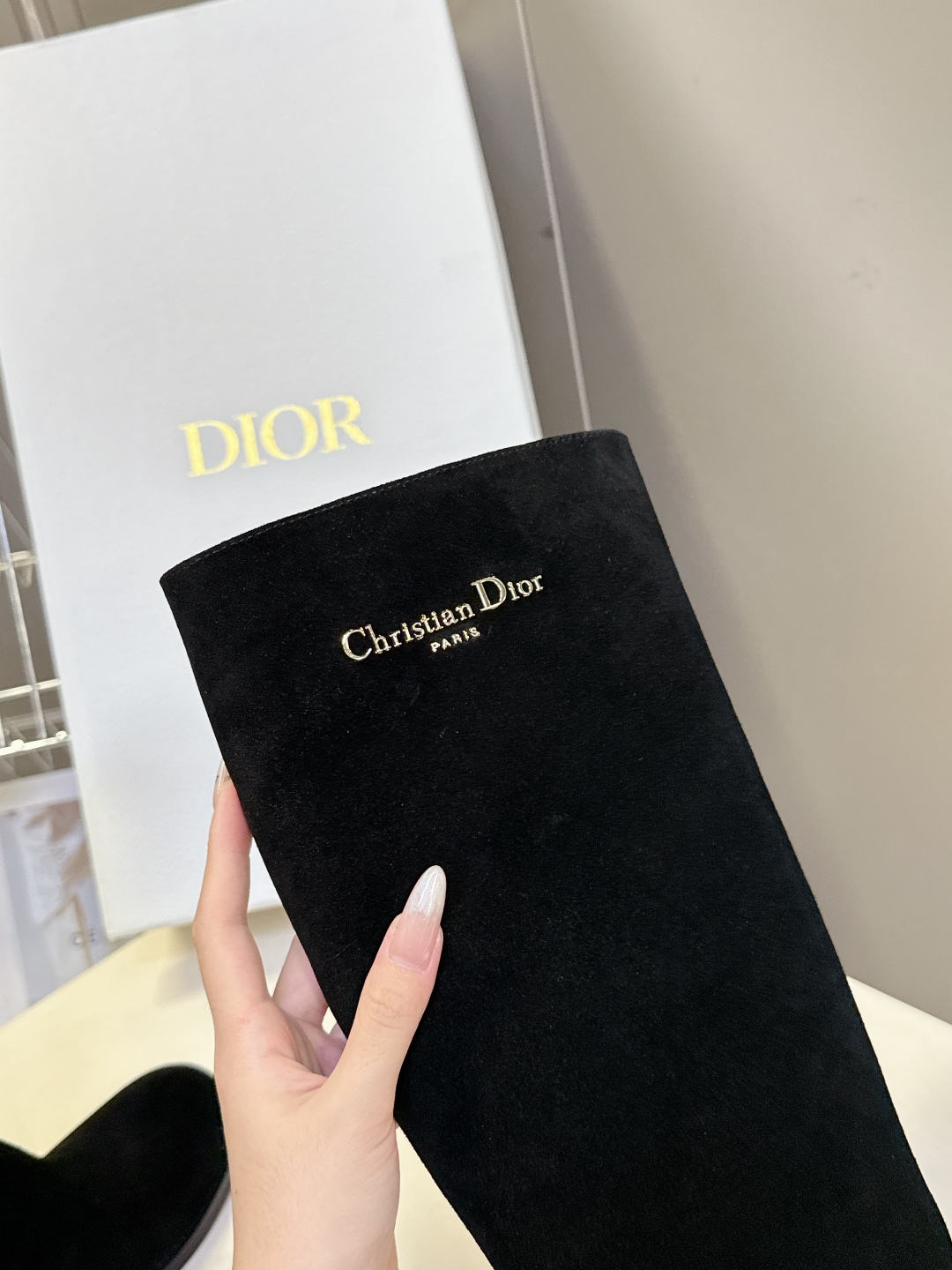  Dior迪奥2025秋冬最新走秀款 直筒长靴
  超多明星网红种草 欧阳娜娜同款 这双D家靴子真是怎么