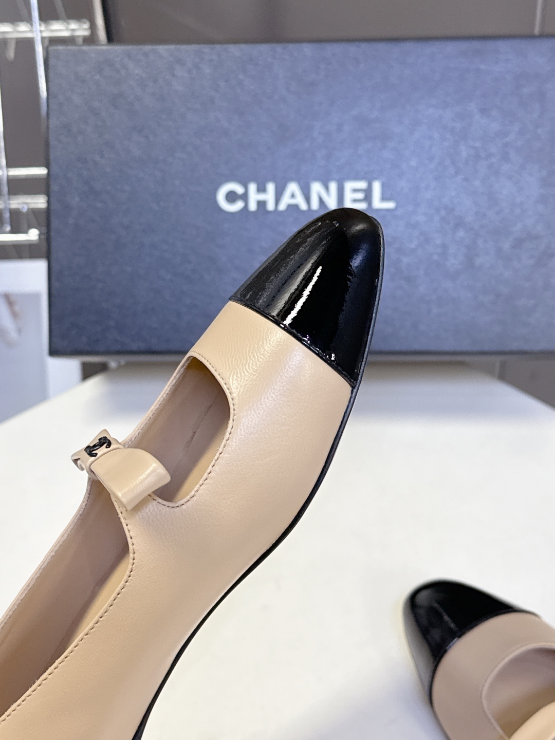  CHANEL香奈儿25B春夏最新款蝴蝶结 玛丽珍鞋
      超多网红时尚博主种草 高级感舒适，配女
