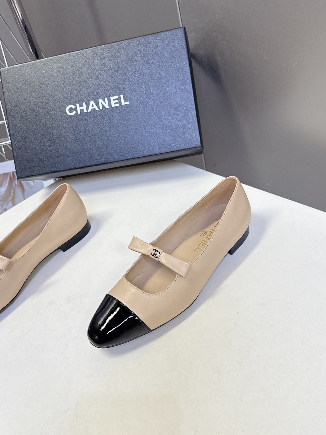  CHANEL香奈儿25B春夏最新款蝴蝶结 玛丽珍鞋
      超多网红时尚博主种草 高级感舒适，配女