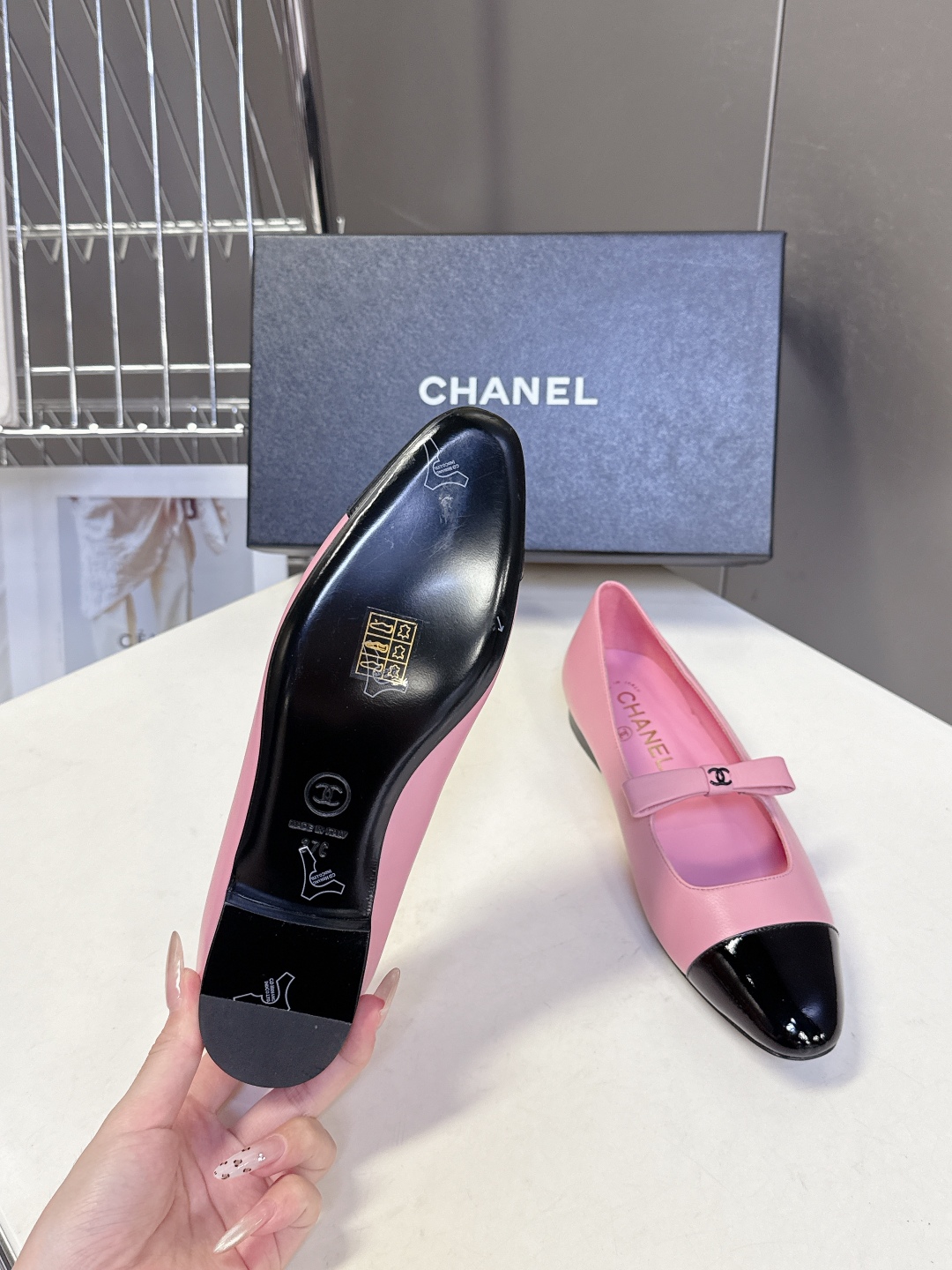  CHANEL香奈儿25B春夏最新款蝴蝶结 玛丽珍鞋
      超多网红时尚博主种草 高级感舒适，配女