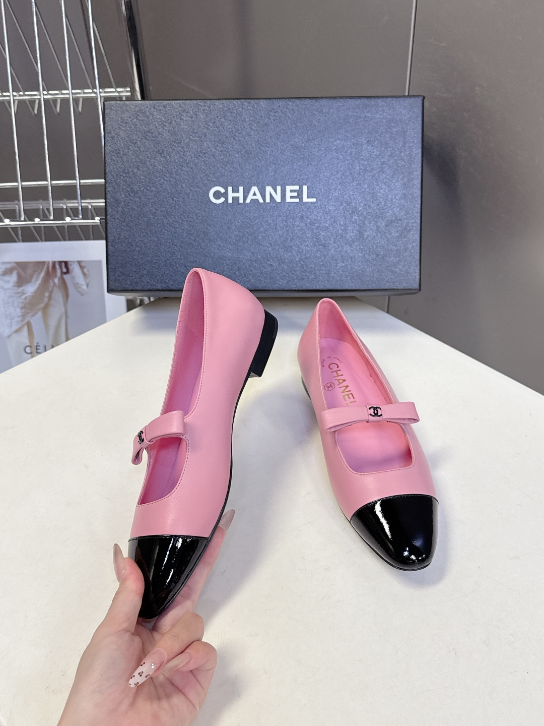  CHANEL香奈儿25B春夏最新款蝴蝶结 玛丽珍鞋
      超多网红时尚博主种草 高级感舒适，配女