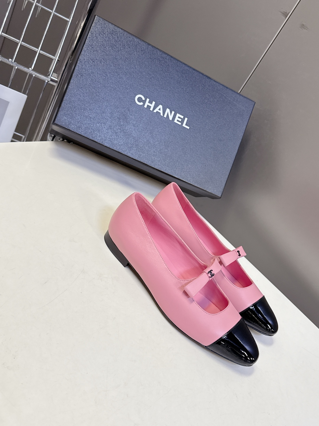  CHANEL香奈儿25B春夏最新款蝴蝶结 玛丽珍鞋
      超多网红时尚博主种草 高级感舒适，配女