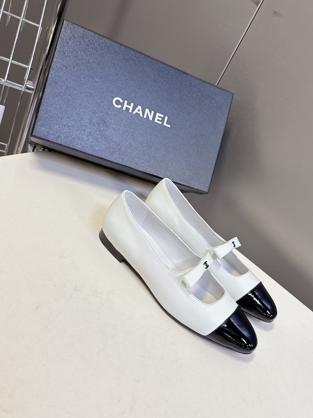  CHANEL香奈儿25B春夏最新款蝴蝶结 玛丽珍鞋
      超多网红时尚博主种草 高级感舒适，配女