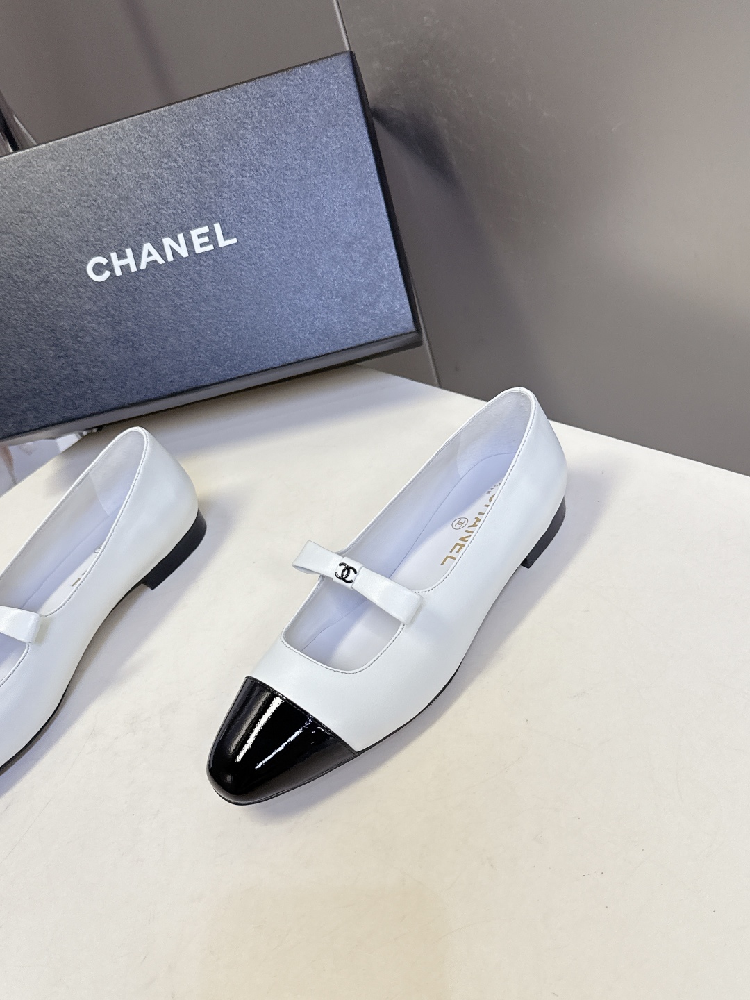  CHANEL香奈儿25B春夏最新款蝴蝶结 玛丽珍鞋
      超多网红时尚博主种草 高级感舒适，配女