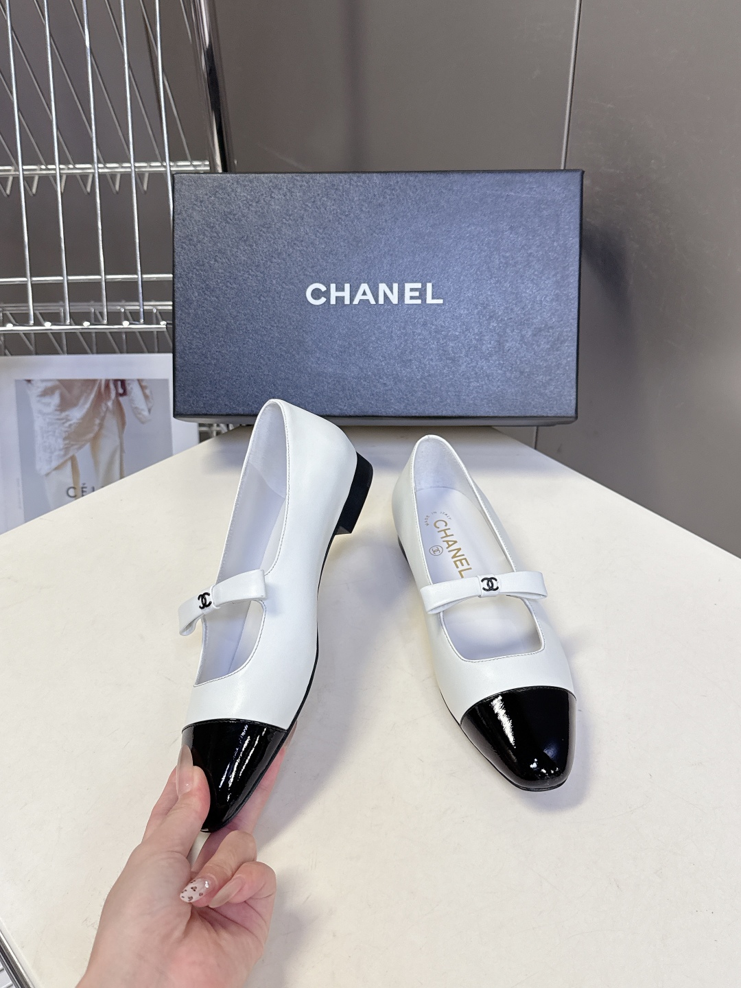  CHANEL香奈儿25B春夏最新款蝴蝶结 玛丽珍鞋
      超多网红时尚博主种草 高级感舒适，配女