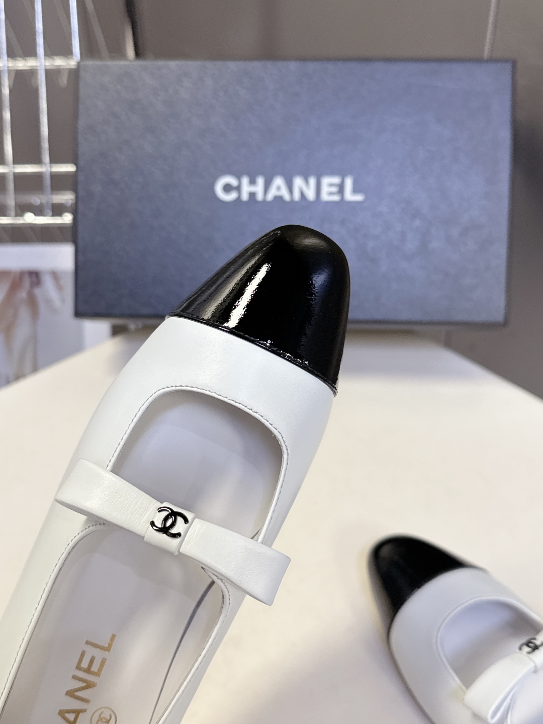  CHANEL香奈儿25B春夏最新款蝴蝶结 玛丽珍鞋
      超多网红时尚博主种草 高级感舒适，配女