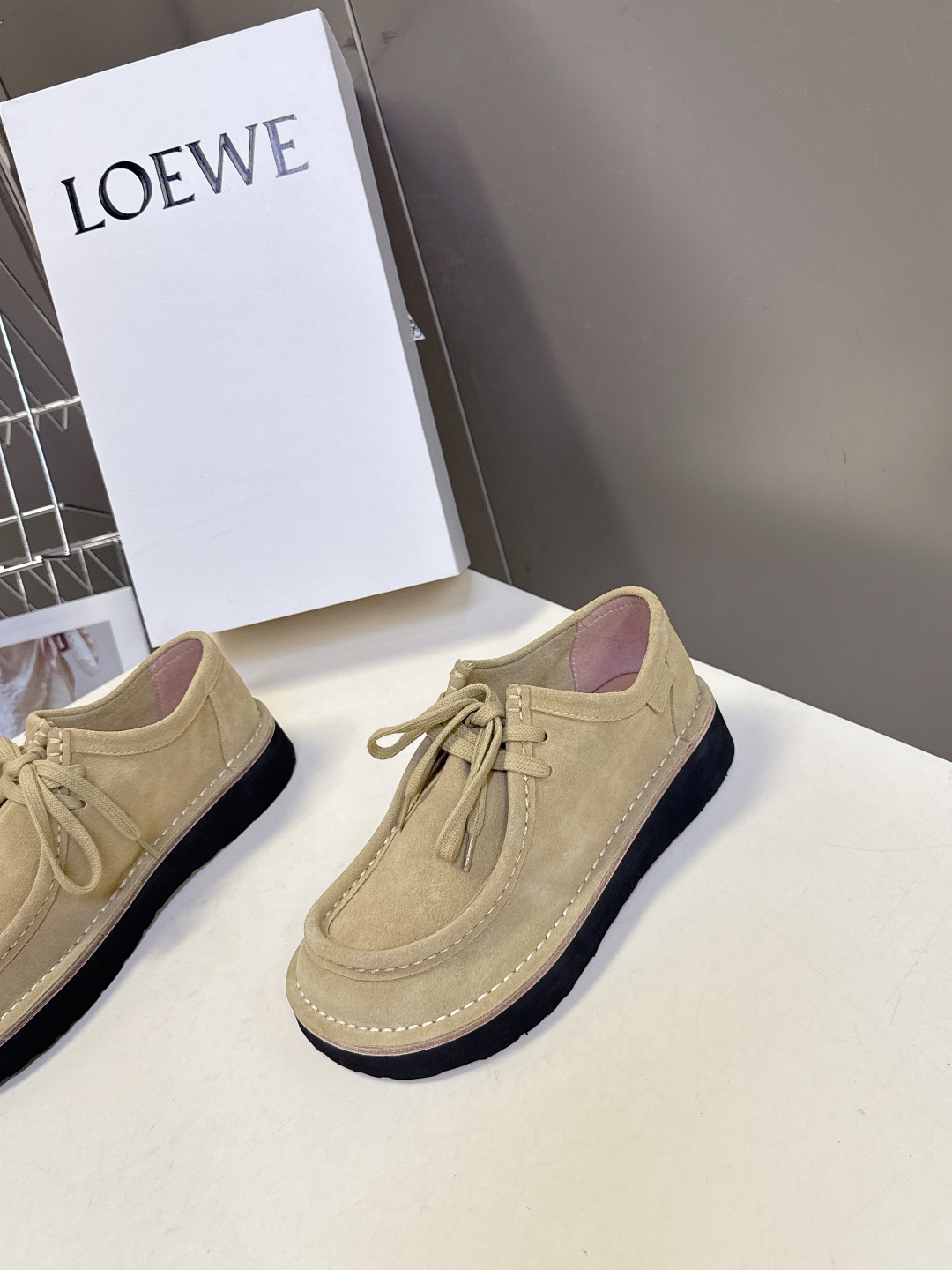男➕20 LOEWE罗意威2025秋冬新款乐福鞋 
   超多明星网红种草 设计师鬼马星空的设计 打破常