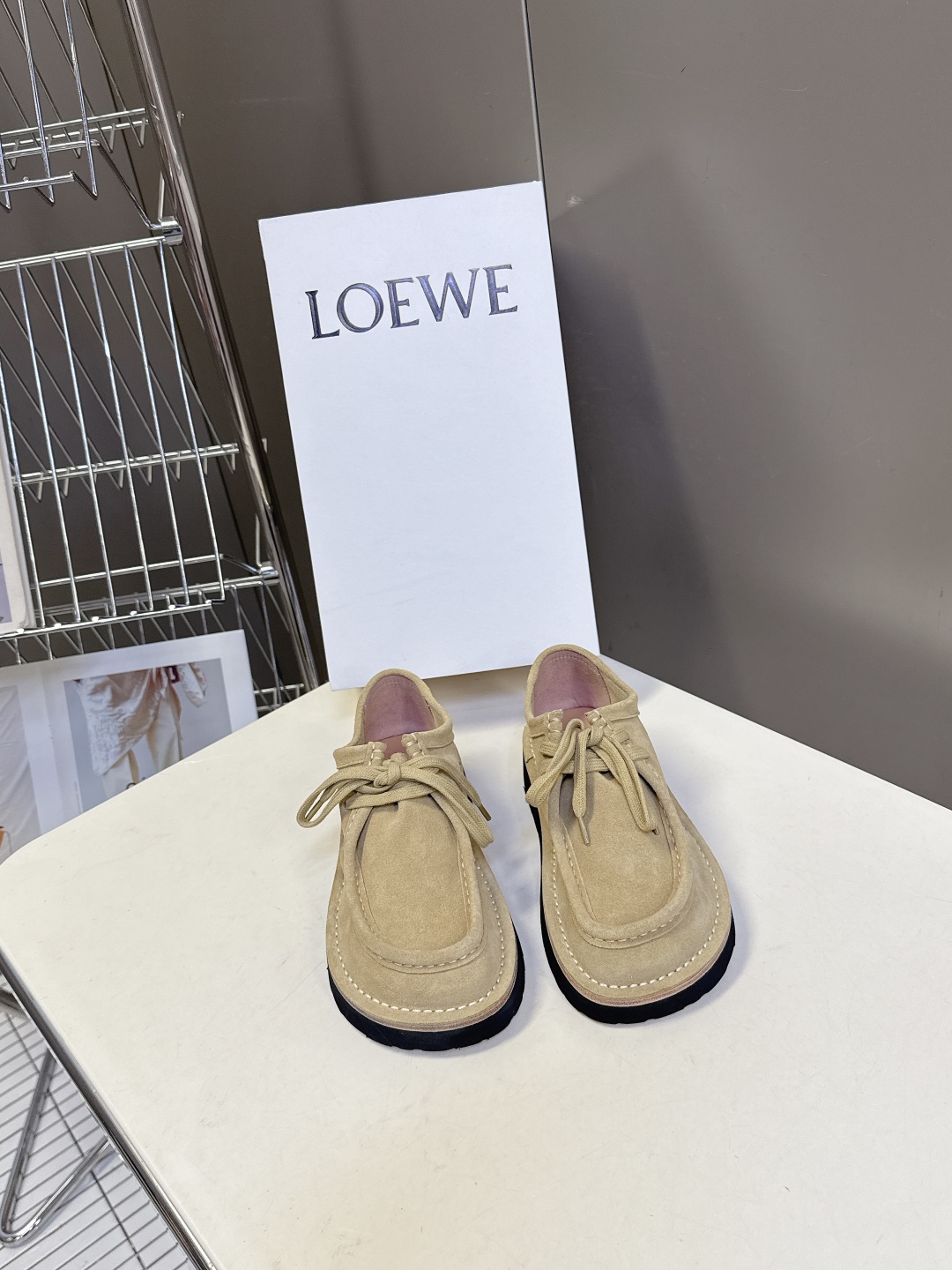 男➕20 LOEWE罗意威2025秋冬新款乐福鞋 
   超多明星网红种草 设计师鬼马星空的设计 打破常