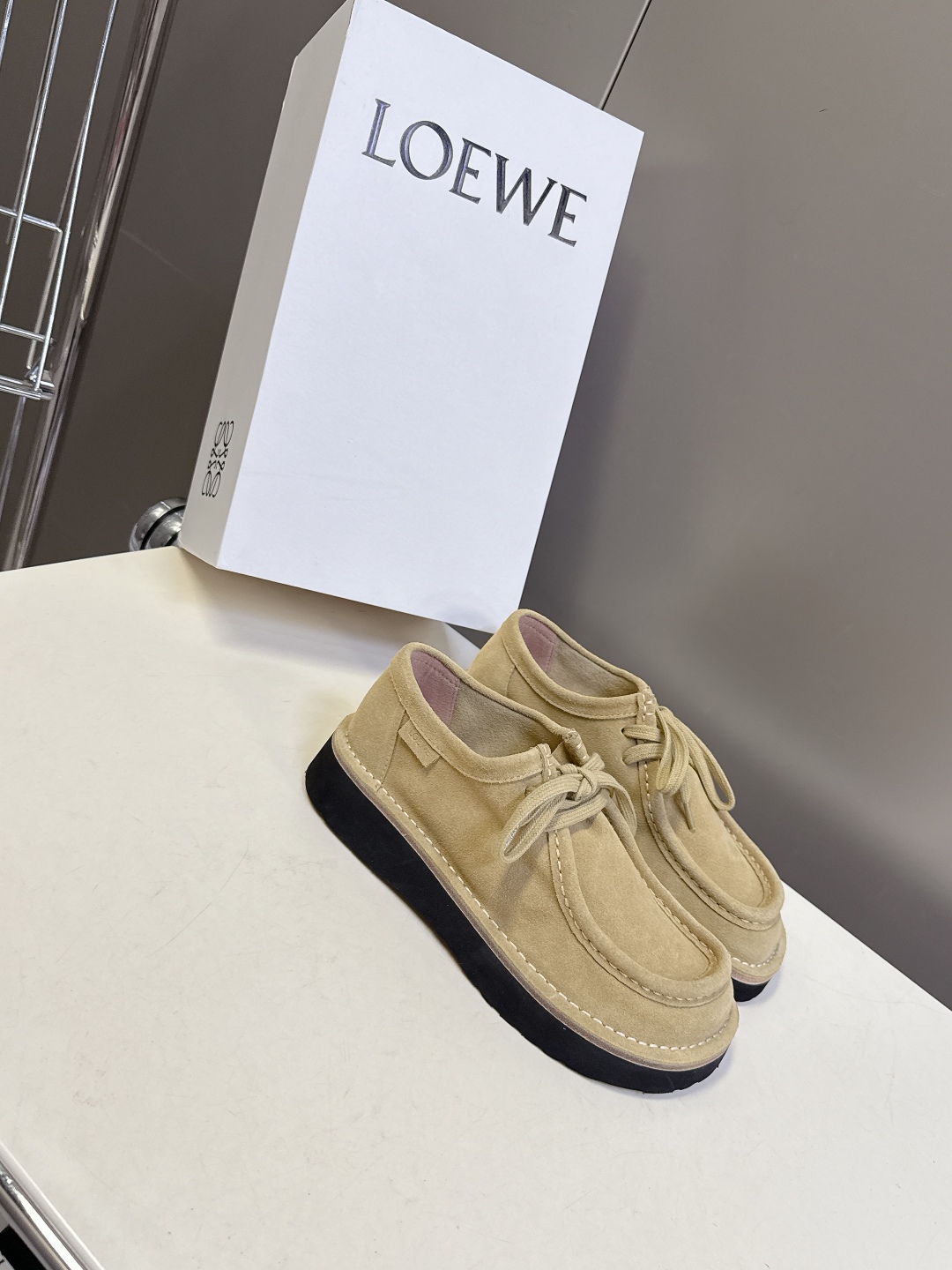 男➕20 LOEWE罗意威2025秋冬新款乐福鞋 
   超多明星网红种草 设计师鬼马星空的设计 打破常