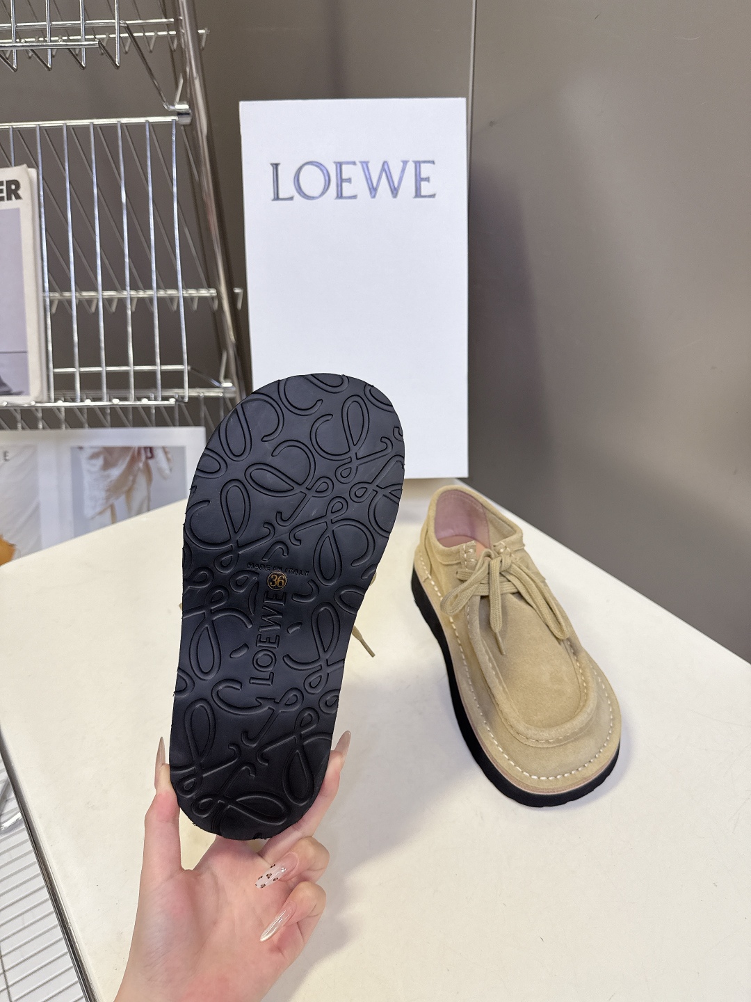 男➕20 LOEWE罗意威2025秋冬新款乐福鞋 
   超多明星网红种草 设计师鬼马星空的设计 打破常