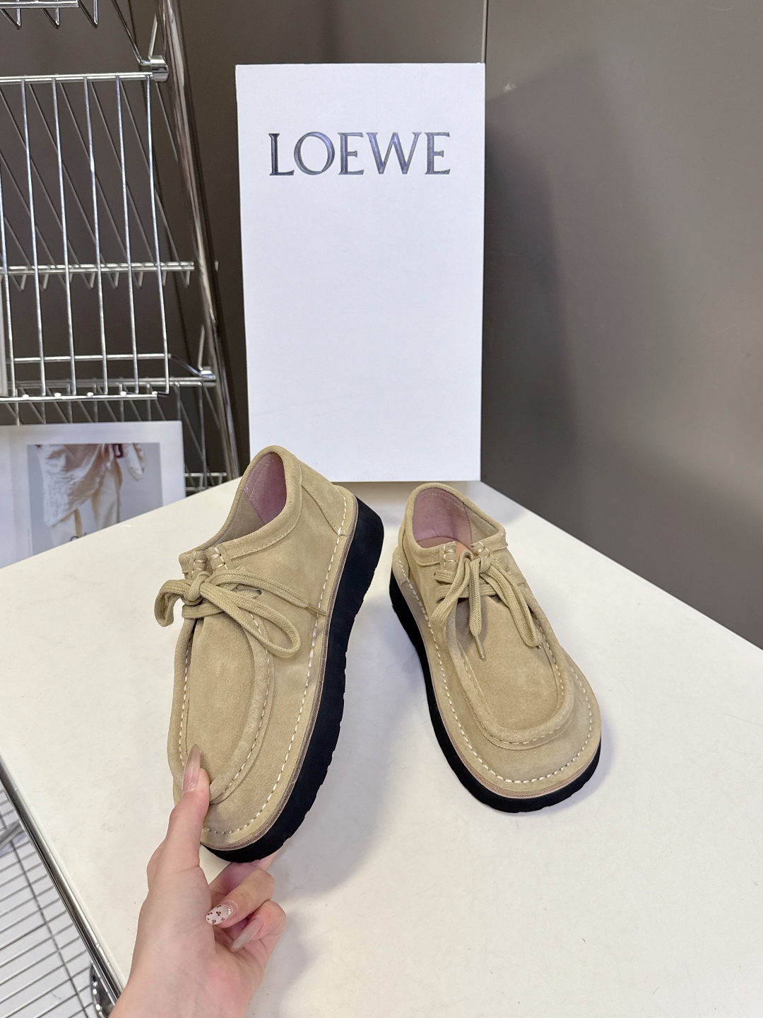 男➕20 LOEWE罗意威2025秋冬新款乐福鞋 
   超多明星网红种草 设计师鬼马星空的设计 打破常