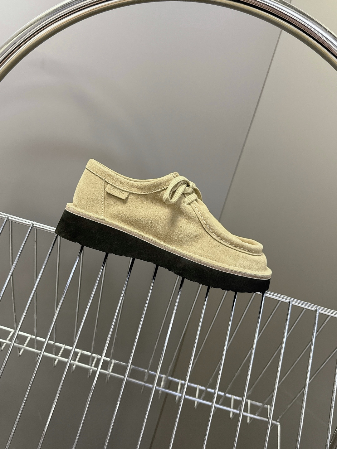 男➕20 LOEWE罗意威2025秋冬新款乐福鞋 
   超多明星网红种草 设计师鬼马星空的设计 打破常