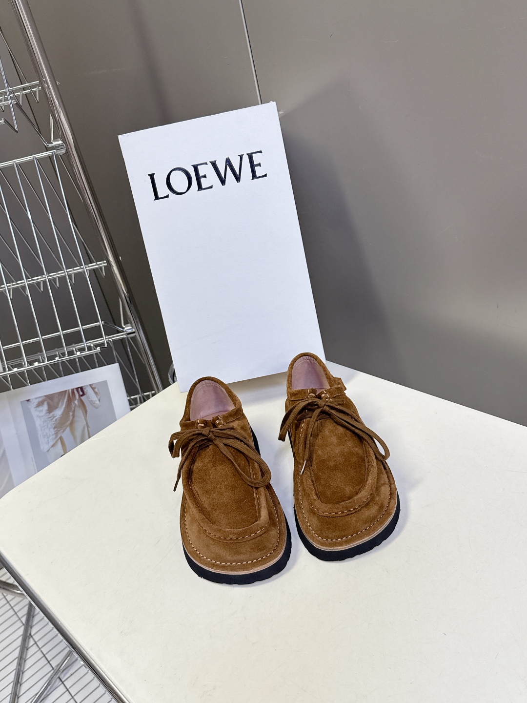 男➕20 LOEWE罗意威2025秋冬新款乐福鞋 
   超多明星网红种草 设计师鬼马星空的设计 打破常