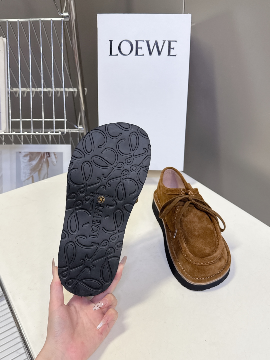 男➕20 LOEWE罗意威2025秋冬新款乐福鞋 
   超多明星网红种草 设计师鬼马星空的设计 打破常