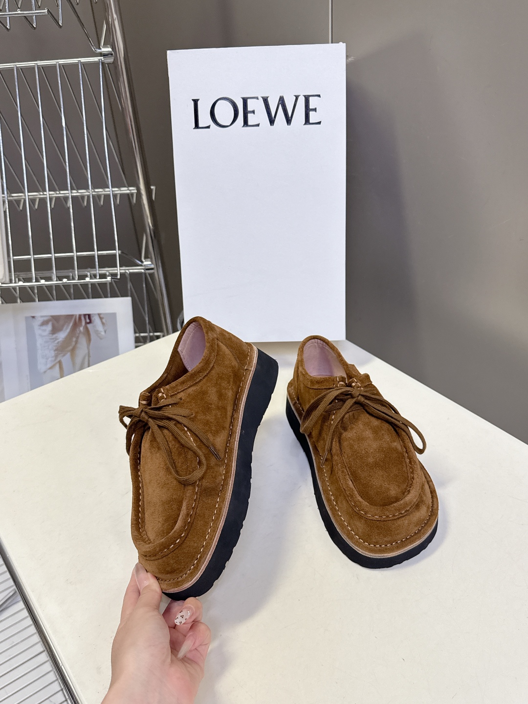 男➕20 LOEWE罗意威2025秋冬新款乐福鞋 
   超多明星网红种草 设计师鬼马星空的设计 打破常