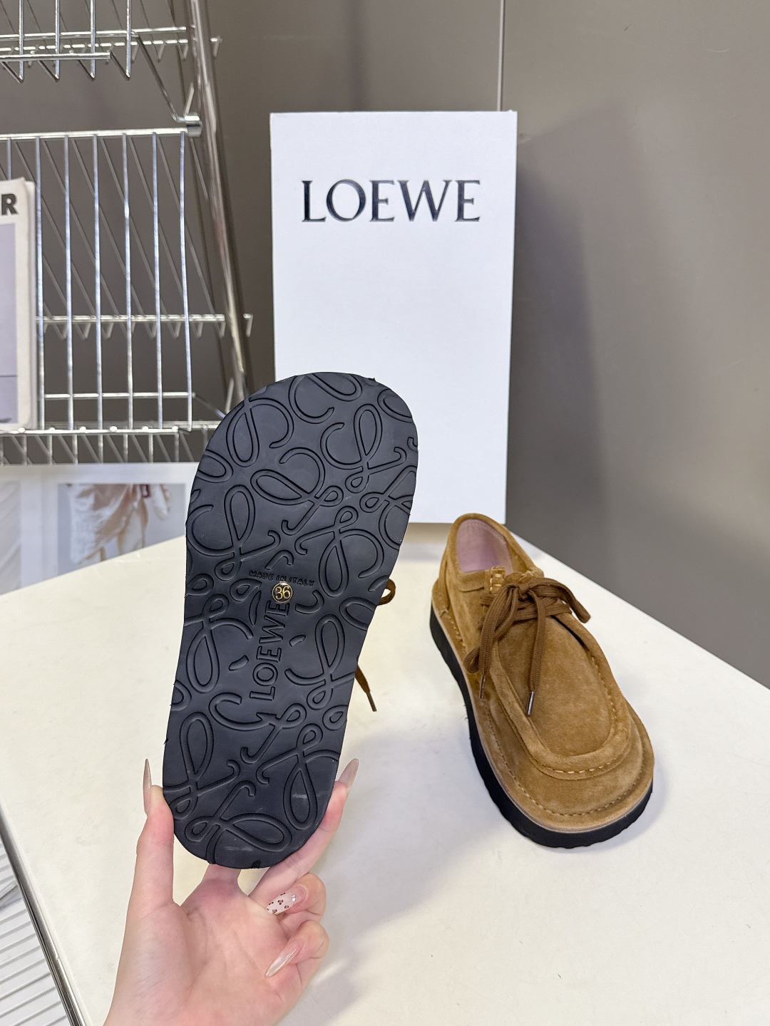 男➕20 LOEWE罗意威2025秋冬新款乐福鞋 
   超多明星网红种草 设计师鬼马星空的设计 打破常