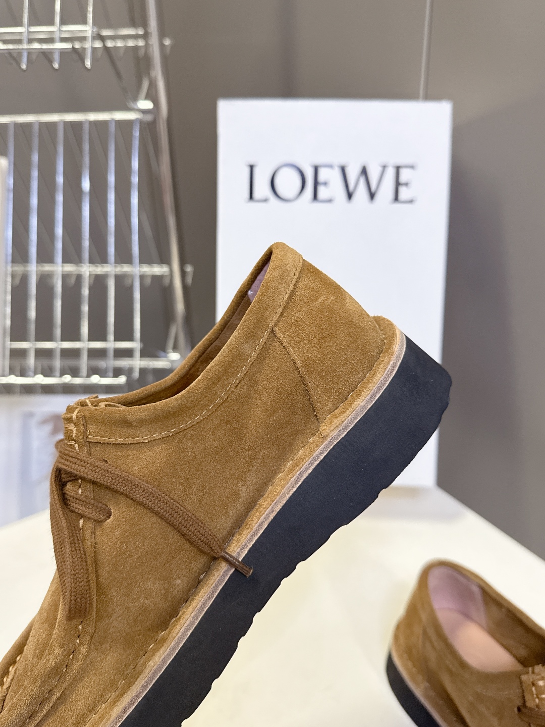 男➕20 LOEWE罗意威2025秋冬新款乐福鞋 
   超多明星网红种草 设计师鬼马星空的设计 打破常