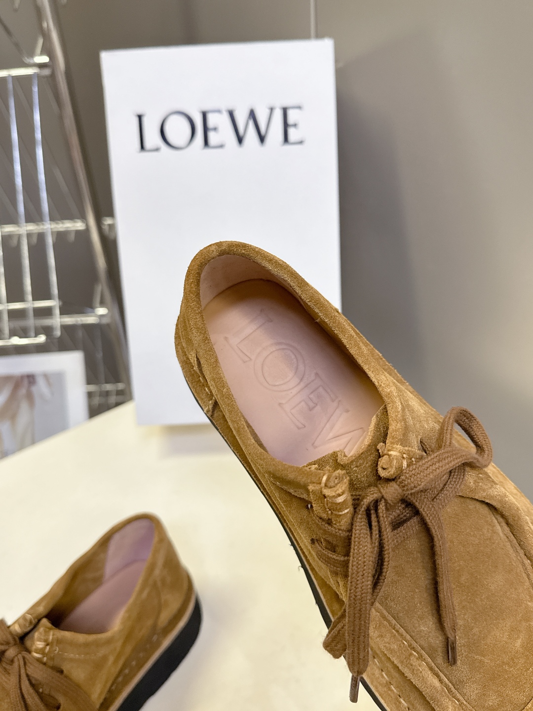 男➕20 LOEWE罗意威2025秋冬新款乐福鞋 
   超多明星网红种草 设计师鬼马星空的设计 打破常