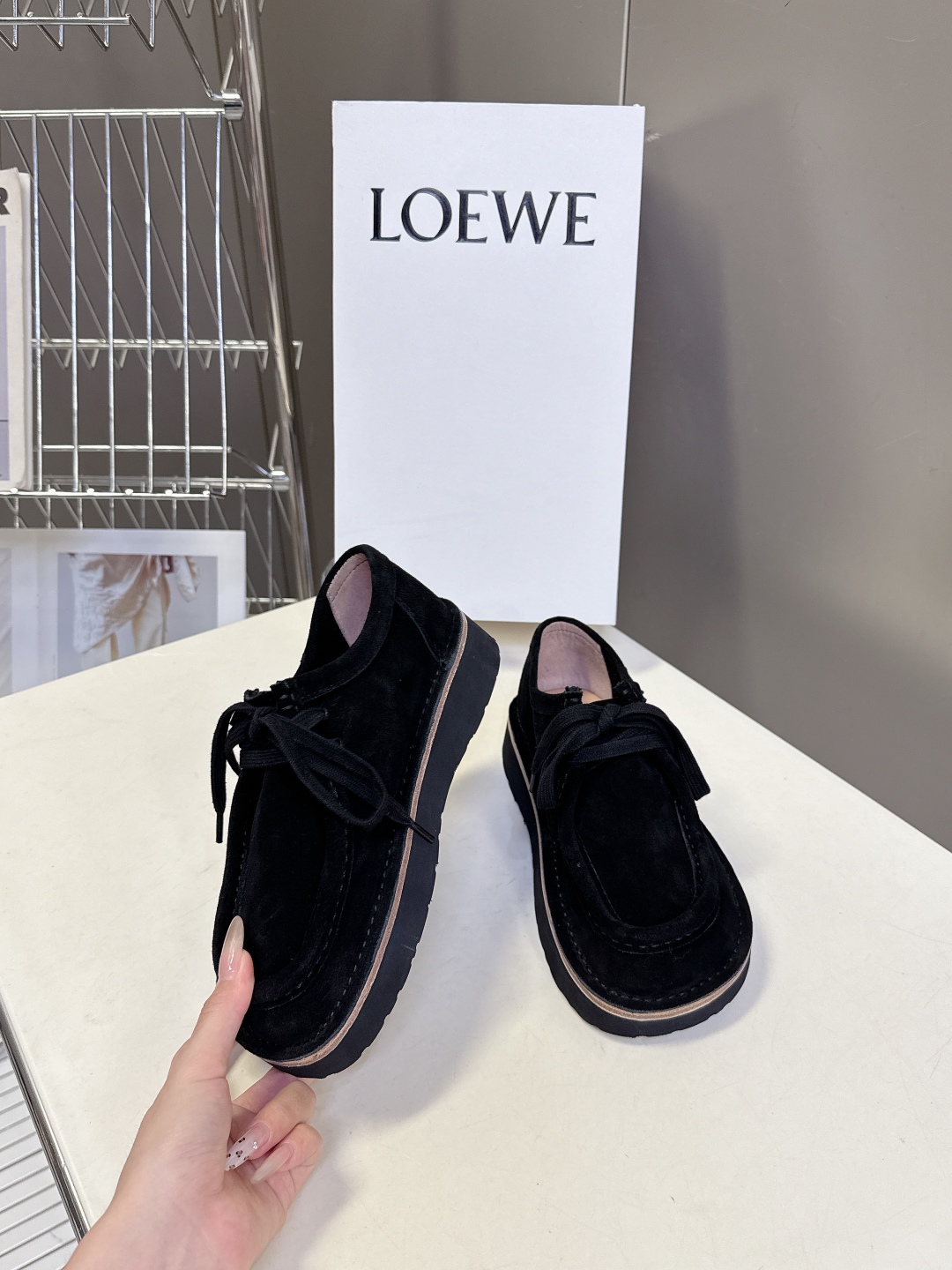 男➕20 LOEWE罗意威2025秋冬新款乐福鞋 
   超多明星网红种草 设计师鬼马星空的设计 打破常