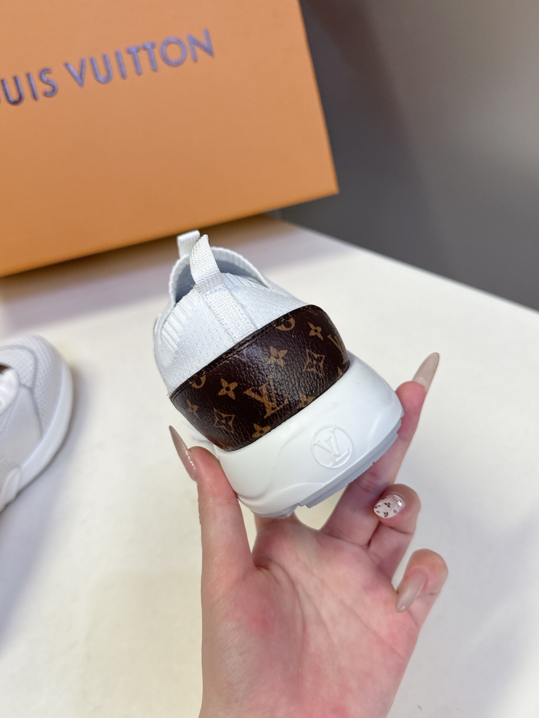 男装➕10 LV 路易威登OLYMPIA情侣款运动鞋
    太古汇9100购入两双开发 复刻 所有细