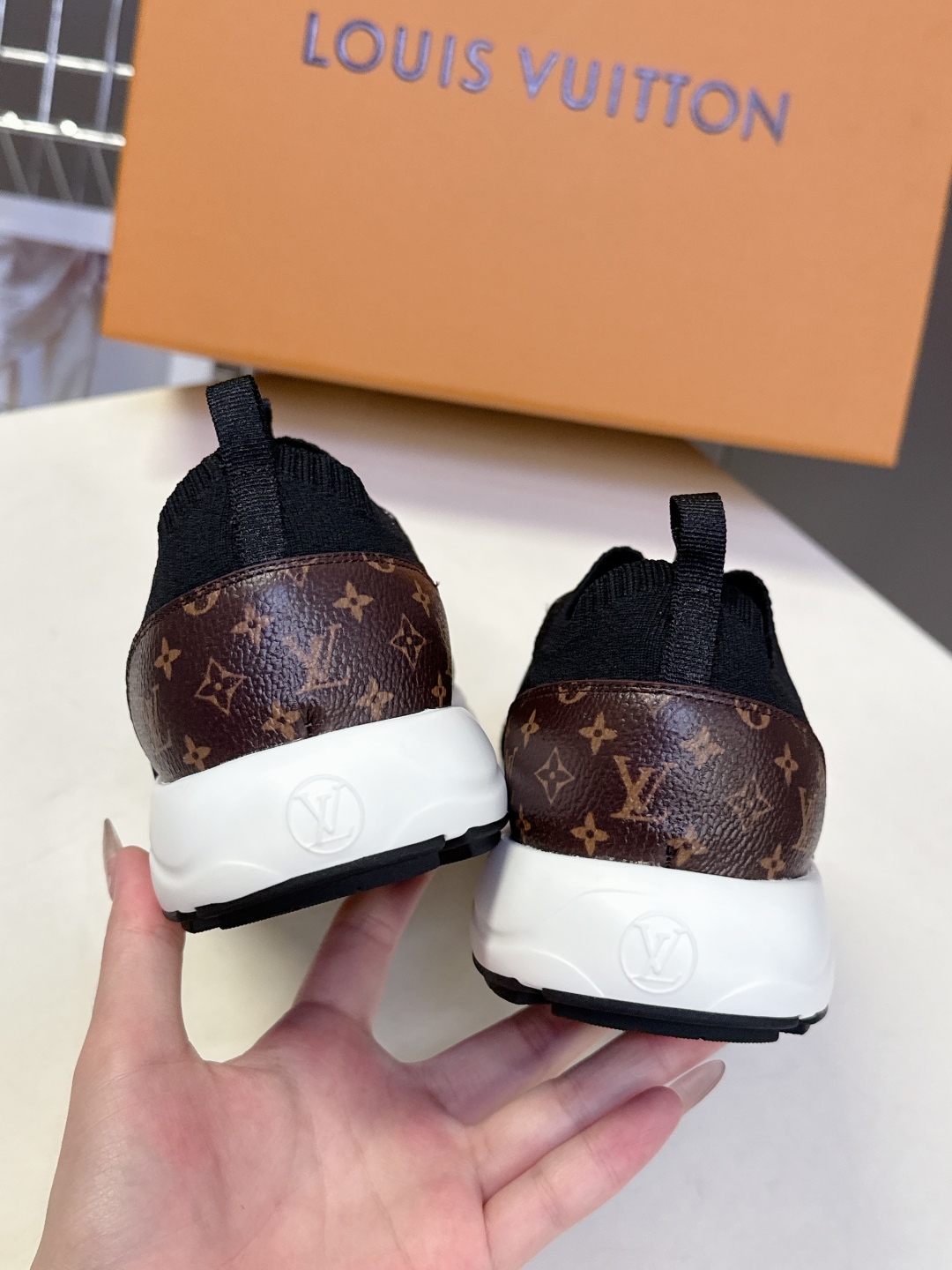  男装➕10 LV 路易威登OLYMPIA情侣款运动鞋
    太古汇9100购入两双开发 复刻 所有细