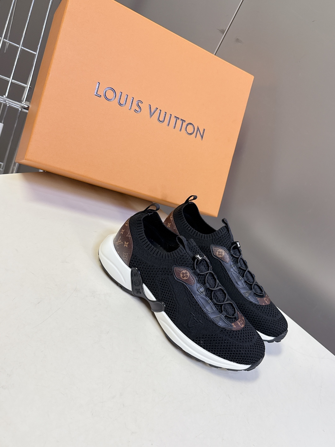  男装➕10 LV 路易威登OLYMPIA情侣款运动鞋
    太古汇9100购入两双开发 复刻 所有细