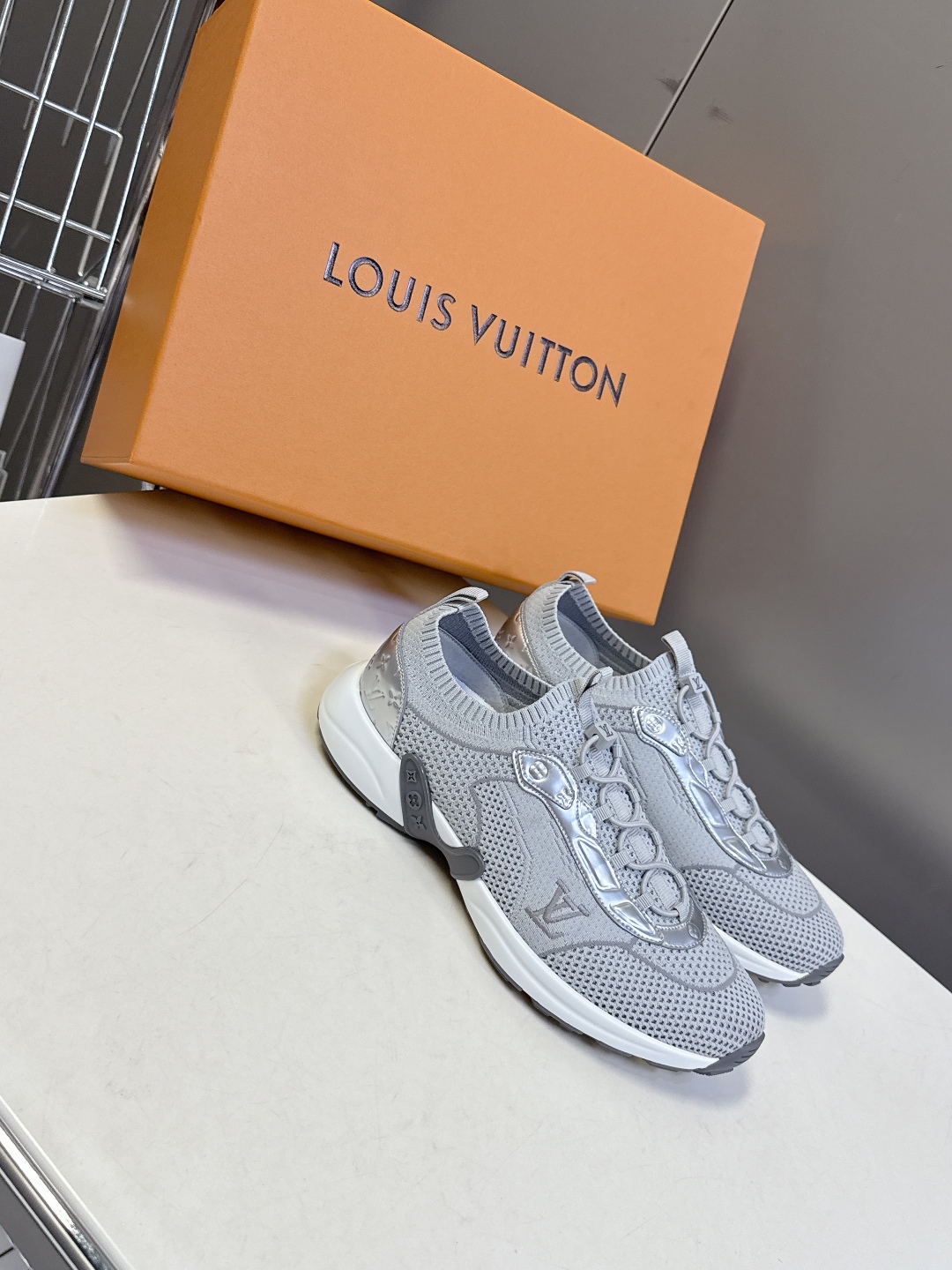  男装➕10 LV 路易威登OLYMPIA情侣款运动鞋
    太古汇9100购入两双开发 复刻 所有细