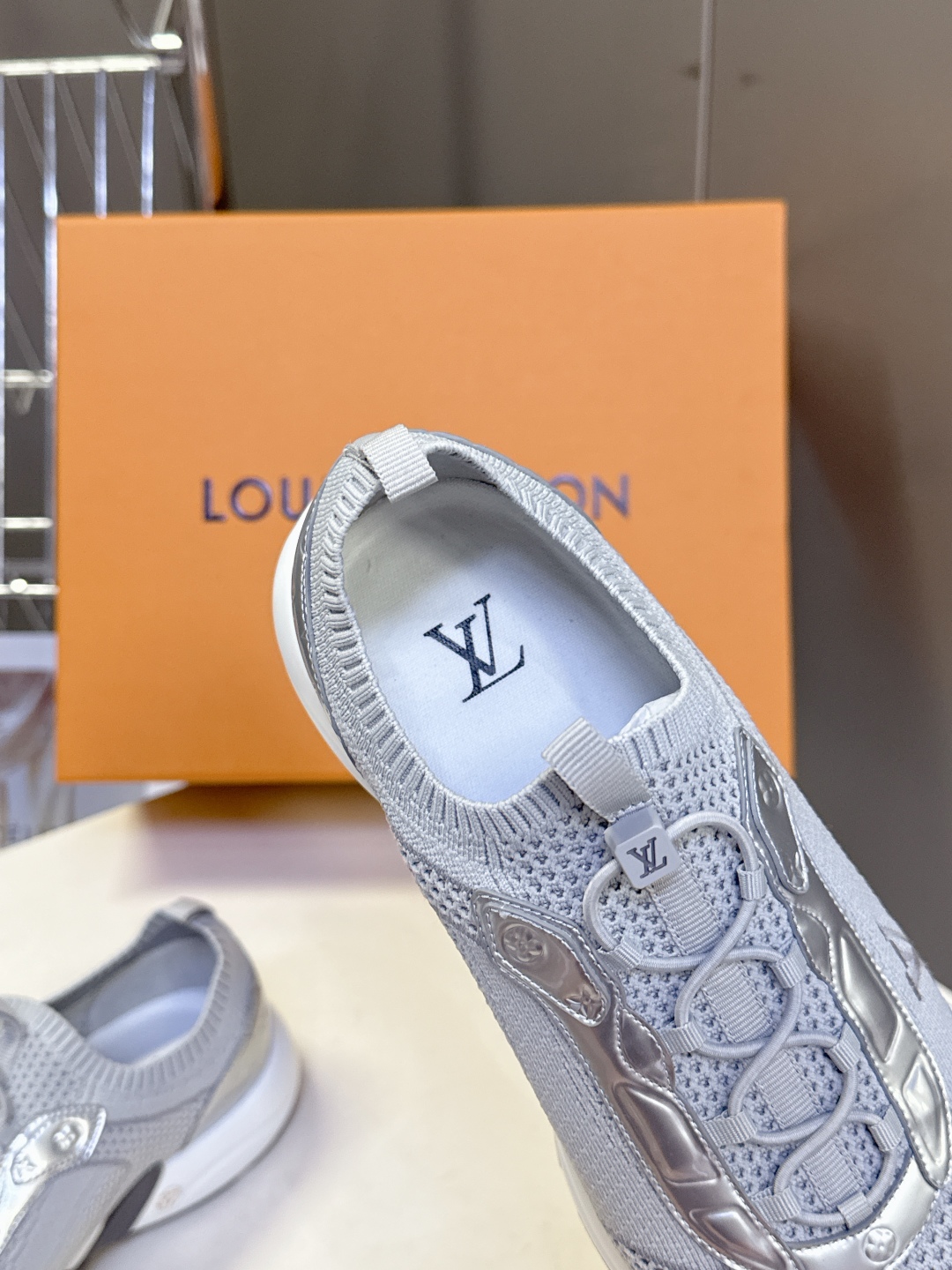  男装➕10 LV 路易威登OLYMPIA情侣款运动鞋
    太古汇9100购入两双开发 复刻 所有细