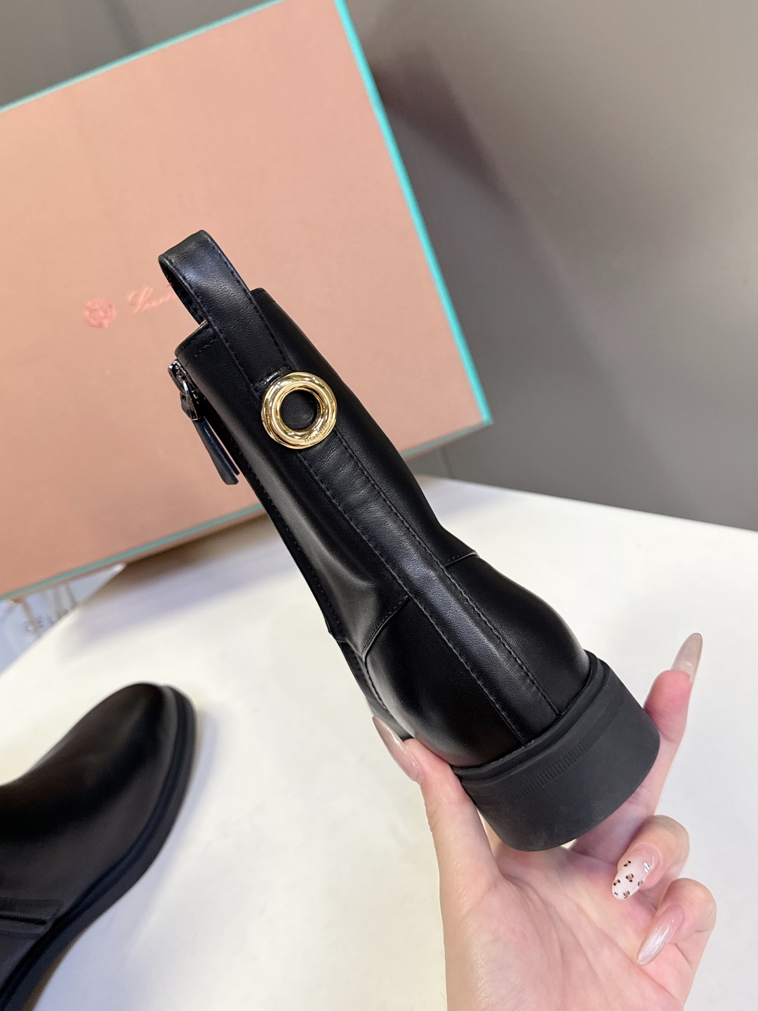  loro piana25秋冬最新款老钱风 短靴
 这款羊猄 牛皮材质裸靴 皮质质感柔软舒适 侧拉链设计